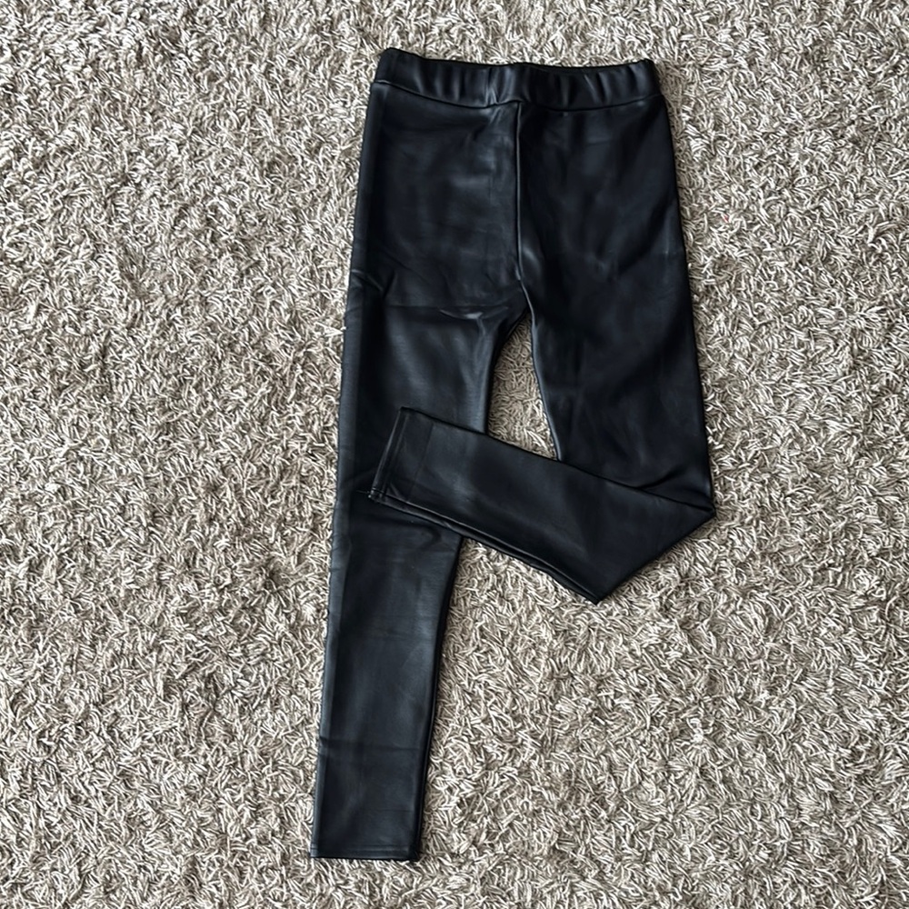Black Leggings with Slim Fit and Modern Style